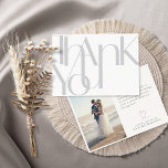 Carte de remerciements minimaliste Gris clair phot<br><div class="desc">Montrez votre appréciation sincère avec ces cartes de remerciement mariages simples de 7" x 5", avec les mots "Merci", en grandes lettres gris clair sur un arrière - plan blanc. Le dos des cartes comporte une tache pour votre photo préférée, un petit coeur avec le message, "avec amour du nouveau",...</div>