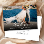 Carte De Remerciements Moderne Chic Calligraphie Script Un Mariage Photo<br><div class="desc">Moderne Chic Élégant Calligraphie Script Mariage Un Carte de remerciements Photo. Un mariage élégant merci modèle avec une photo complète sur le devant avec le texte "Merci" dans une main tourbillonnant et lunette poilue lettrage typographie script empattement queue blanche police de couverture sur l'image et un côté inverse un message...</div>
