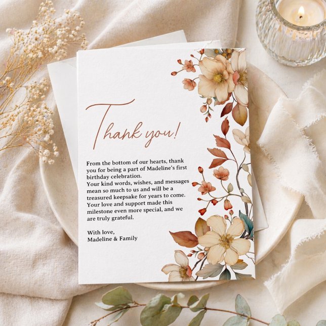 Carte De Remerciements  Moderne Chic Fleur Sauvage Script 1er Anniversair (Modern Chic Wildflower Script 1st Birthday Girl Thank You Card)