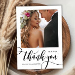 Carte De Remerciements Moderne Whimsical Huge Gold Script 2 Mariage photo<br><div class="desc">Boho Whimsical moderne Huge Gold Calligraphy Script 2 Mariage photo Carte de remerciements. Mariage chic élégant merci modèle avec une photo verticale complète sur le devant avec le texte "Merci" dans une main tourbillonnant fantaisie lettrage typographie écrin en noir et blanc. À l'envers pré-fait message de remerciement et une photo....</div>