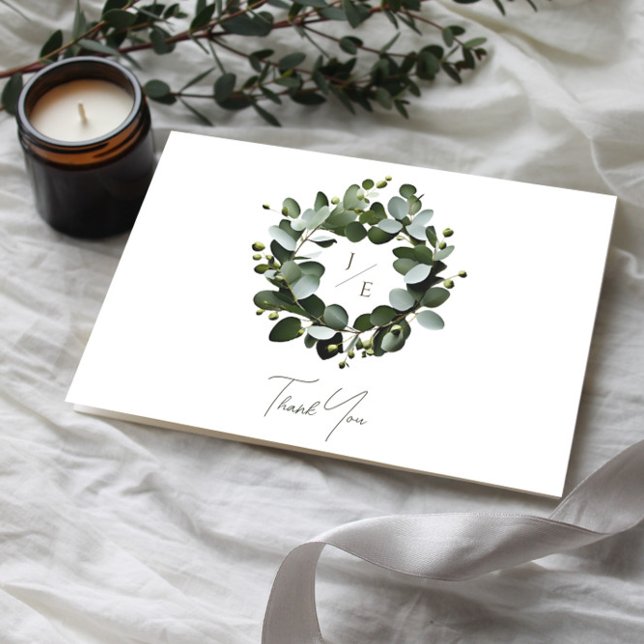 Carte De Remerciements Monogramme moderne Eucalyptus Mariage de couronne  (White Modern Monogram Eucalyptus Wreath Wedding Thank You Card)