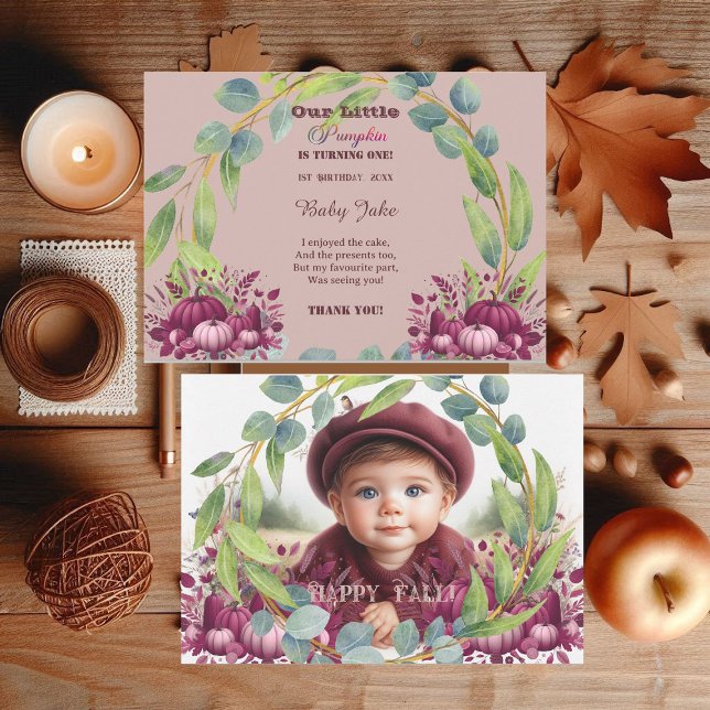 Carte De Remerciements Notre petit Citrouille pourpre 1er anniversaire au (Our Little Pumpkin Purple 1st Birthday Fall Wreath Thank You Card)