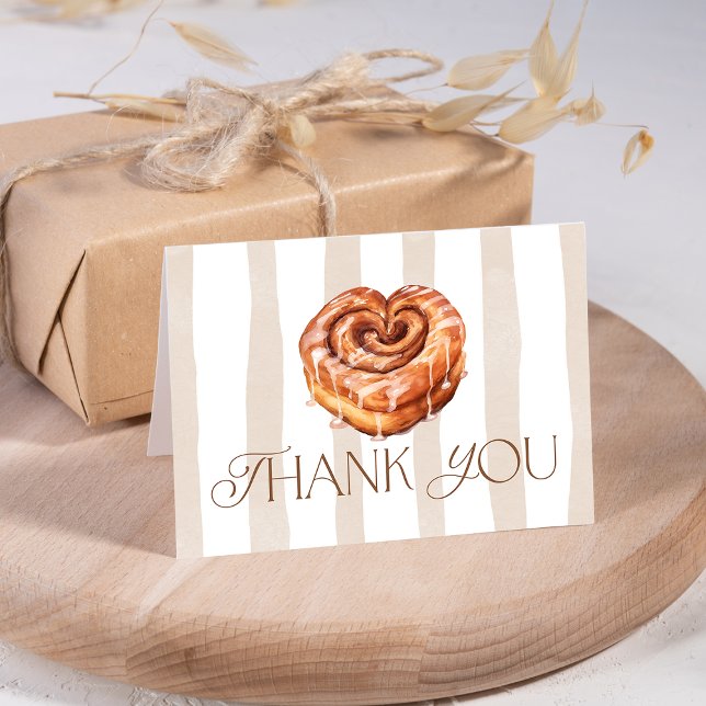 Carte De Remerciements Pâtisserie Mignonne Roulé à la Cannelle sur le thè (Cute Bakery Themed Cinnamon Roll Thank You Card)