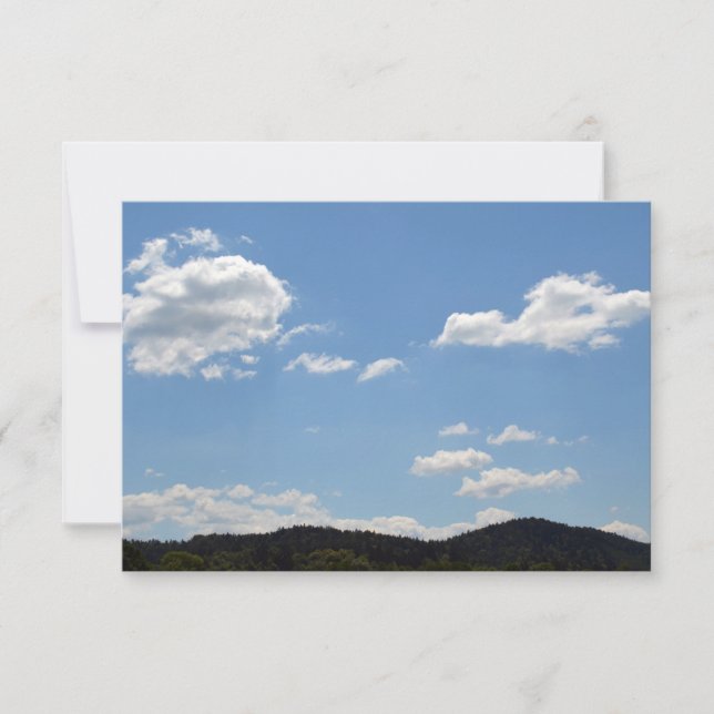 Carte De Remerciements Paysage avec collines vertes, arbres et nuages (Devant)