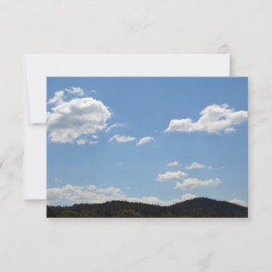 Carte De Remerciements Paysage avec collines vertes, arbres et nuages