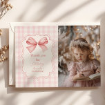 Carte De Remerciements Photo Cute Pink Bow Coquette 1er anniversaire<br><div class="desc">Capturez et partagez la joie du premier anniversaire de votre petite fille avec notre adorable Photo Cute Pink Bow Coquette 1er Carte de remerciements anniversaire. Cette carte personnalisée est la meilleure façon d'express la gratitude à vos invités tout en chérissant les précieux souvenirs faits pendant la célébration. Personnalisable avec une...</div>