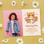 Carte De Remerciements Photo Cute Retro Floral Chat Anniversaire<br><div class="desc">Ces cartes de remerciement pour l'anniversaire de ces mignonnes filles présentent un chat rétro dessiné à la main et portant des lunettes de soleil, ainsi que des éléments floraux (y compris des marguerites) et des accents d'étoiles. La typographie rétro dit, "Merci." Une palette de couleurs rose, orange, or muet et...</div>