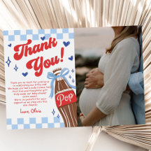 Photo de Baby Shower avec un Nœud Bleu Elle est Pr