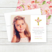 Photo de fille de première communion à croix dorée