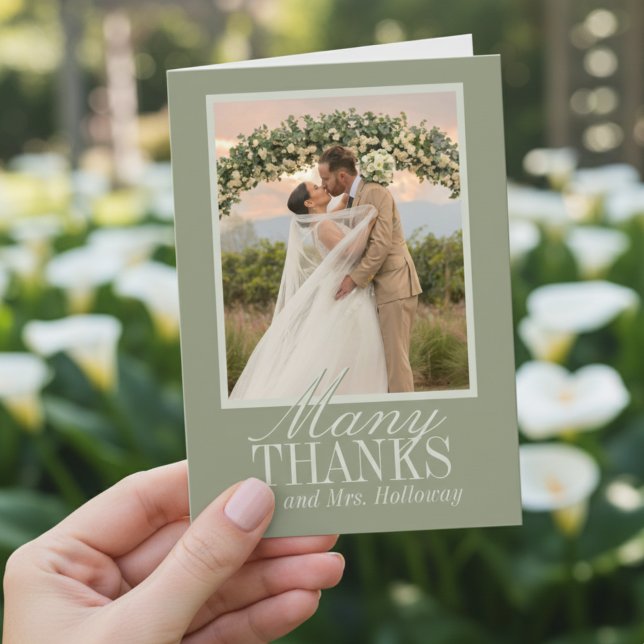Carte De Remerciements Photo de mariage vert sauge écriture moderne (Thank guests for celebrating your big day with this Modern Script Sage Green Thank You Card!)