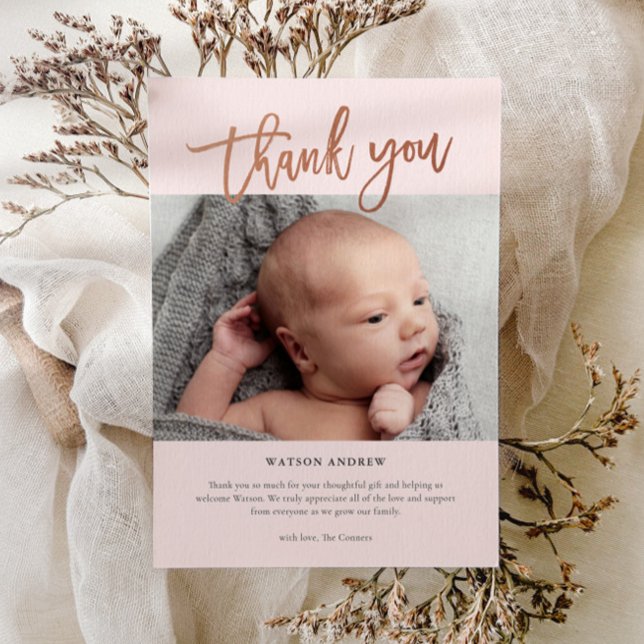Carte De Remerciements Photo de script moderne bébé (Modern rose gold baby photo thank you card.)