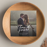 Carte De Remerciements Photo Mariage à main personnalisée<br><div class="desc">Chérissez la magie de votre journée spéciale avec notre carte de remerciements mariage personnalisé, mettant en valeur votre moment préféré capturé dans le temps. Cette carte élégante transforme votre photo mariage choisie en un superbe centre-ville, entouré d'un design de bon goût qui complète votre style unique. Parfait pour exprimer votre...</div>