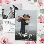 Carte de remerciements photo Mariage lettres main<br><div class="desc">Carte de remerciements photo Mariage Lettré à la main moderne. Mariage moderne stylish merci modèle de carte postale avec une photo verticale complète sur le devant avec le texte "Merci" dans une police de script de typographie en blanc sur l'image. Personnalisez le nom personnalisé et le message de remerciement. Si...</div>