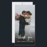 Carte de remerciements photo Mariage lettres main<br><div class="desc">Carte de remerciements photo Mariage Lettré à la main moderne. Mariage moderne stylish merci modèle de carte postale avec une photo verticale complète sur le devant avec le texte "Merci" dans une police de script de typographie en blanc sur l'image. Personnalisez votre nom et merci message. Si vous préférez écrire...</div>