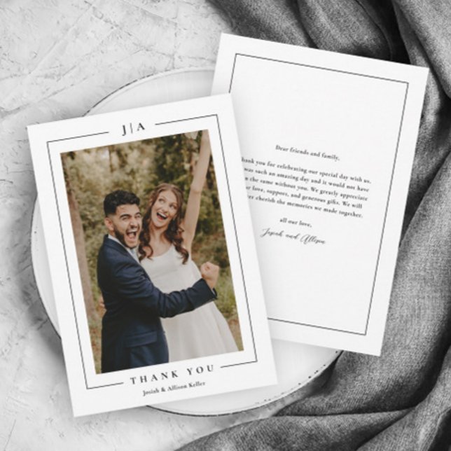 Carte De Remerciements Photo Mariage noir et blanc classique (Elegant black and white wedding photo thank you card with monogram and simple typography.)