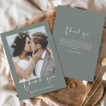 Carte De Remerciements Photo minimaliste de Mariage vert Sage<br><div class="desc">Sage Green Mariage Merci Cartes qui ont une photo à l'avant et à l'arrière. Les cartes de remerciement contiennent une typographie de script moderne,  lettrée à la main,  qui sont élégantes,  simples et modernes à utiliser après la célébration du mariage.</div>
