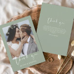Carte De Remerciements Photo minimaliste de Mariage vert Sage<br><div class="desc">Sage Green Mariage Merci Cartes qui ont une photo à l'avant et à l'arrière. Les cartes de remerciement contiennent une typographie de script moderne,  lettrée à la main,  qui sont élégantes,  simples et modernes à utiliser après la célébration du mariage.</div>