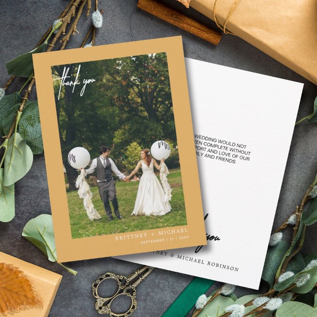 Carte De Remerciements Photo Moderne Lettrée À La Main Mustard Jaune (Modern elegant hand written wedding thank you card for the minimalistic bride.)