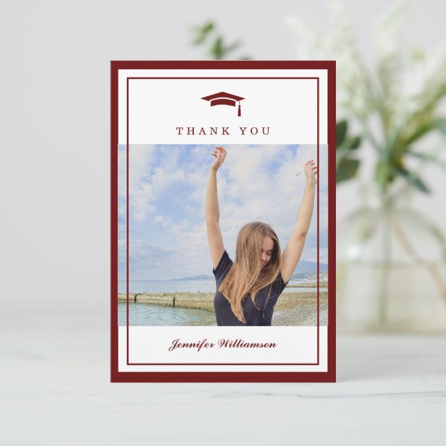 Carte De Remerciements Photo moderne Red Elegant Script Graduation (Debout devant)