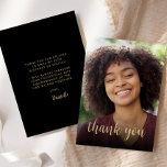 Carte De Remerciements Photo personnalisée Black Gold 30th Birthday Party<br><div class="desc">L'avant de cette invitation de 30e anniversaire présente la photo de l'invité d'honneur avec les mots "merci" dans l'élégante écriture calligraphie couleur or superposée. Un écran sombre permet de faire apparaître le texte. Customisez l'envers avec votre message personnel en police sans serif couleur or et votre nom en script sur...</div>