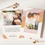 Carte De Remerciements Photo Rainbow Flat des années 70<br><div class="desc">Ce carte de remerciements moderne rétro des années 70 arc-en-ciel plat est parfait pour votre simple orange vintage, or rose et mariage rose roux. Conçu avec des éléments d'une arche boho classique et colorée et des rayures super minimalistes. L'aménagement a une atmosphère abstraite de plage tropicale unique, idéale pour n'importe...</div>