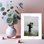 Carte de remerciements photo simple de Mariage du<br><div class="desc">Ces belles cartes de remerciements sont simples, modernes et minimalistes, tout en étant abordables et abordables. Elles présentent un design contemporain noir et blanc propre avec votre photo sur le devant sous-titrée avec vos noms et les mots : Amour et Merci. Choisissez du papier Semi-Gloss pour un carton léger, et...</div>