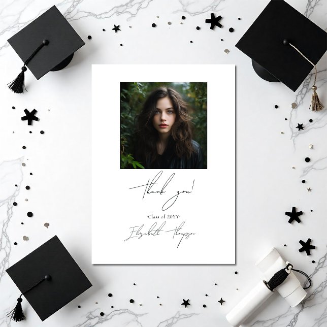 Carte De Remerciements Photographie classique de graduation moderne en no (Classic Black and White Modern Graduation Photo Thank You Card)