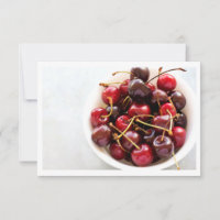 Photographie de cerises rouges fraîches dans un bo