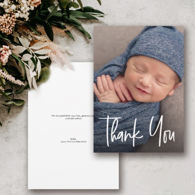 Carte De Remerciements Poignée moderne Baby shower personnalisé photo gar (Modern handlettering script baby boy photo shower thank you card.)