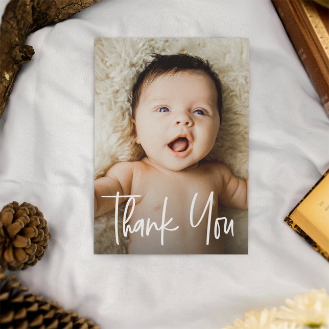 Carte De Remerciements Poignée moderne photo Baby shower personnalisé (Vertical thank you photo baby shower card. Modern design and customizable.)