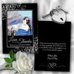 Carte De Remerciements Posh Black avec boucles d'argent Photo & Note Mari<br><div class="desc">Ces belles cartes de remerciement mariages de couleur noire et grise présentent votre photo dans un cadre en argent imitation feuille entouré de boucles et tourbillons ornés d'argent. La légende est écrite en lettres de script élégantes et dit : Amour et Merci, avec vos noms ci-dessous. Le dos a de...</div>