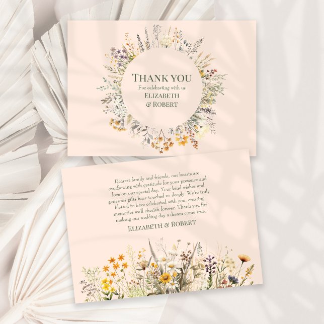 Carte De Remerciements Prairie Fleurie de Pêche Douce Mariage (Peach Fuzz Wildflower Meadow Wedding Thank You Card on a sunny white table with dry palm leaf.)