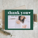 Carte De Remerciements Retro Bold Typographie Green Photo Graduation<br><div class="desc">Envoyez un merci avec cette photo de graduation personnalisable merci carte à plat. Il présente une typographie rétro et audacieuse et un coeur sur un arrière - plan vert émeraude. Ce carte de remerciements de remise de diplômes sera parfait pour n'importe quel thème de remise de diplômes. Personnalisez en ajoutant...</div>