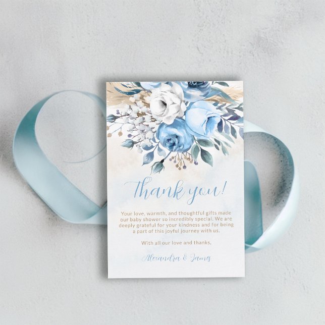 Carte De Remerciements Rose bleu Dusty en Baby shower d'été du printemps  (baby in bloom shower thank you dusty blue roses watercolor garden backyard rustic spring summer fall)