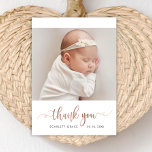 Carte De Remerciements Rose moderne Gold Script Simple Baby Photo<br><div class="desc">Simple Élégant Moderne Calligraphie Rose Gold Script Nouveau-né Photo Baby Girl Carte de remerciements. Dispose d'un beau texte "merci" dans une calligraphie manuscrite de caractère de la queue d'échange en feuille d'or rose faux (ou feuille rose pâle). À l'envers, message personnel pré-fait. Facile à personnaliser avec votre photo bébé et...</div>