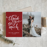 Carte De Remerciements Rouge moderne Mariage de lettres à la main photo<br><div class="desc">Envoyez des remerciements à votre famille et à vos amis avec ce carte de remerciements photo personnalisable. Il est doté d'un lettrage moderne à la main avec un arrière - plan rouge. Personnalisez en ajoutant votre photo et vos détails. Ce carte de remerciements photo est parfait pour les mariages, diplômes,...</div>