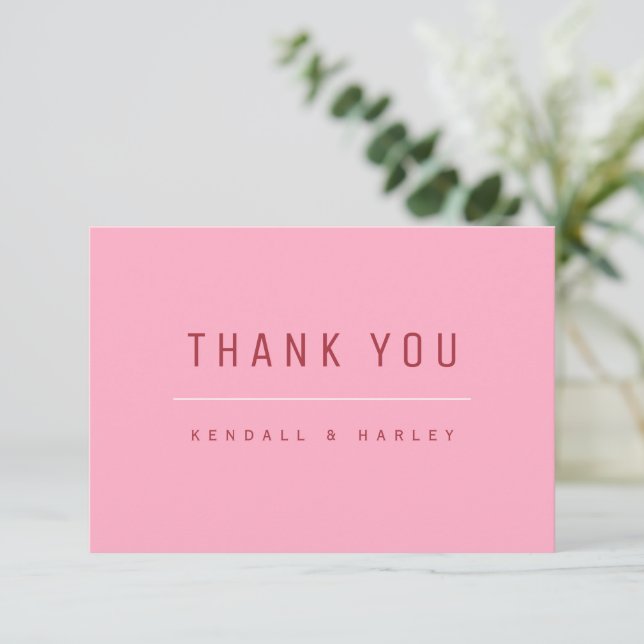 Carte De Remerciements Rouge rose Moderne Typographie Chic Simple (Debout devant)