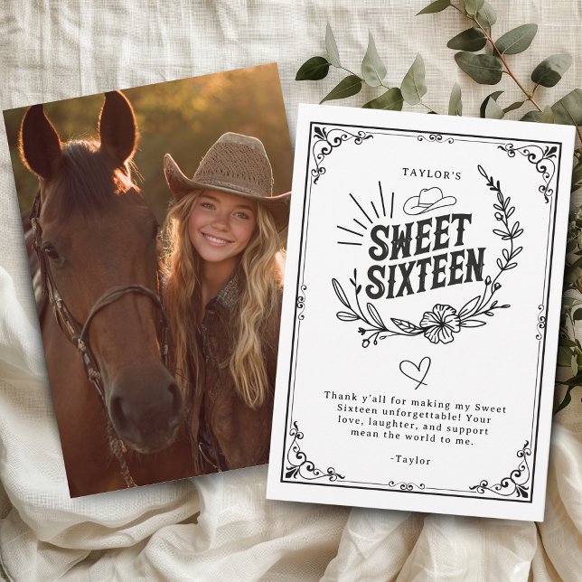 Carte De Remerciements Russe Cowgirl noir et blanc Sweet sixteen photo (Rustic western sweet sixteen thank-you card with cowgirl photo and floral cowboy hat design.)