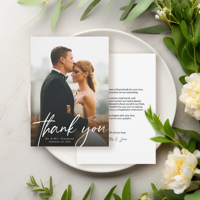 Carte De Remerciements Script moderne Mariage photo simple (Modern typography script, wedding photo thank you card with personal message.)