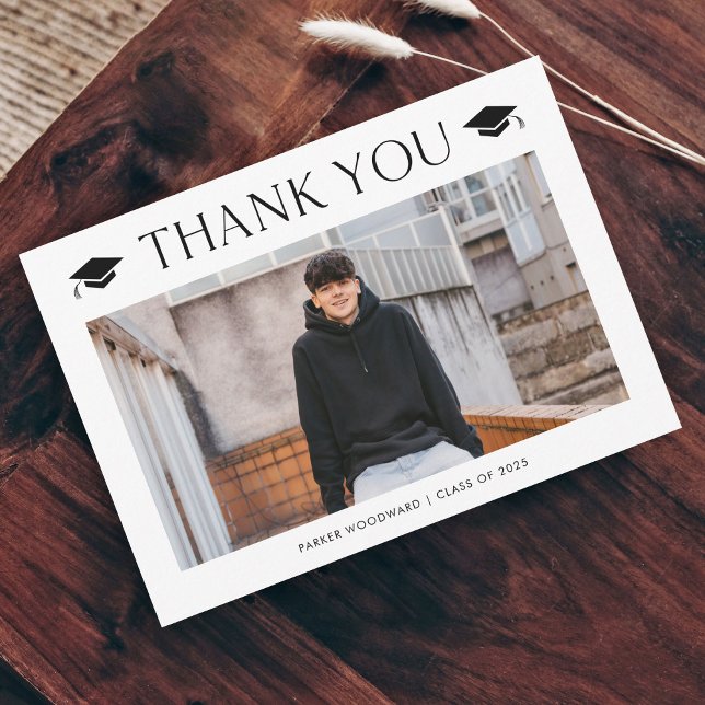 Carte De Remerciements Simple diplôme de fin d'études (Simple black and white cap photo graduation thank you card.)