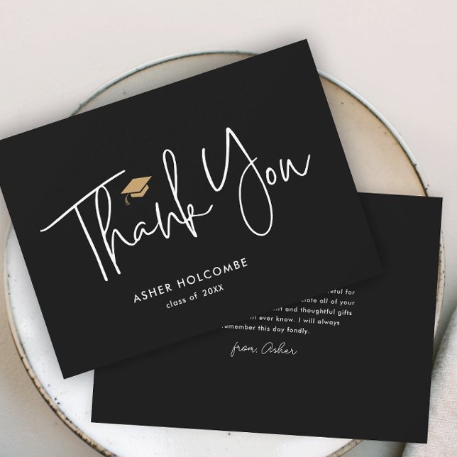 Carte De Remerciements Simple diplôme écriture moderne (Modern script black and white graduation cap graduation thank you note cards.)