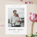 Carte De Remerciements Simple Elegant moderne Mariage photo Script or<br><div class="desc">Ce mariage photo simple et élégant et moderne vous remercie modèle à carte plate présente vos noms en noir dans un script d'écriture manuscrite animé sous votre photo. Le texte de la date ci-dessous qui est un ton gris. La forme par défaut est un style d'angle pointu standard, mais cette...</div>