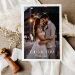 Carte De Remerciements simple mariage de la frontière blanche moderne mer<br><div class="desc">Appréciez vos invités mariages grâce à cette élégante et personnalisée carte de remerciements de mariage. Cette carte est dotée d'un beau design carte photo et d'un message chaleureux que vous pouvez customiser avec vos noms et votre date de mariage. Que vous souhaitiez remercier vos invités d'avoir assisté à votre mariage,...</div>