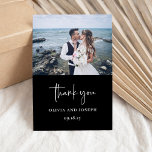 Carte De Remerciements Simple, moderne et minimaliste | Mariage noir<br><div class="desc">Ces cartes de remerciement élégantes et noires sont simples et minimalistes,  mais très élégantes grâce à l'écriture manuscrite blanche moderne qui dit "merci",  et la disposition propre. Ajoutez votre photo de mariage préférée.</div>
