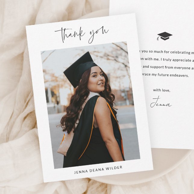 Carte De Remerciements Simple Script Diplôme Noir et Blanc (Modern script simple black and white graduation photo thank you card.)