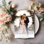 Carte De Remerciements simple script noir photo mariage de jeunes mariés<br><div class="desc">Montrez votre appréciation à vos proches avec ce script lettering, carte de remerciements mariage personnalisé. Cette carte comporte une belle photo mariage et un message sincère que vous pouvez customiser. Que vous souhaitiez remercier vos invités d'avoir assisté à votre mariage, d'avoir envoyé un cadeau ou de faire partie de votre...</div>
