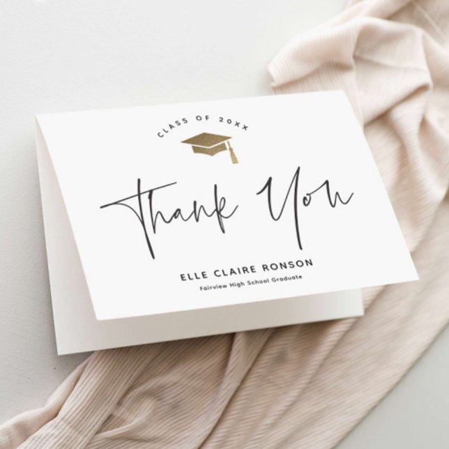 Carte De Remerciements Simple Script Photo de remise de diplôme noir et b (Modern Script Gold Graduation Cap Photo Thank You Card.)
