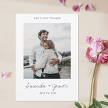 Carte De Remerciements Simple Style moderne Mariage photo Script bleu<br><div class="desc">Ce mariage photo simple et élégant et moderne vous remercie modèle de carte à plat présente vos noms dans un script d'écriture manuscrite animé sous votre photo. La forme par défaut est un style d'angle pointu standard, mais cette conception est également très agréable avec des coins arrondis, alors essayez les...</div>