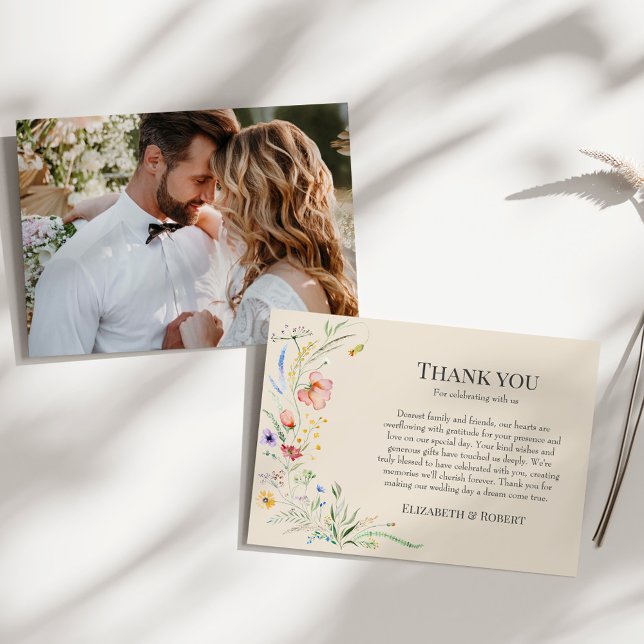 Carte De Remerciements Taupe Fleur sauvage Meadow Couple Mariage photo (Taupe Wildflower Meadow Couple Photo Wedding Thank You Card on a sunny white table.)