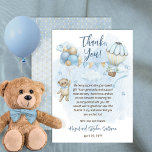 Carte De Remerciements Teddy Bear Balloons Garçon Bearly Wait Baby shower<br><div class="desc">Design Baby shower mignon avec un ours en peluche avec un arc-en-cravate bleu accroché à un tas de ballons d'un côté avec une ballons portant un bouquet floral sur le côté droit. Des drapeaux à bascule sont accrochés entre les deux ballons soutenant les mots "Merci !" Des nuages et des...</div>